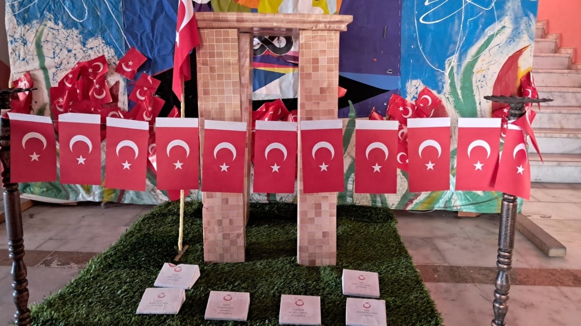 OKULUMUZ OLARAK ÇANAKKALE DENİZ ZAFERİNİN 110. YILINI “YÜZ ONUN” TEMASIYLA ANIYORUZ!